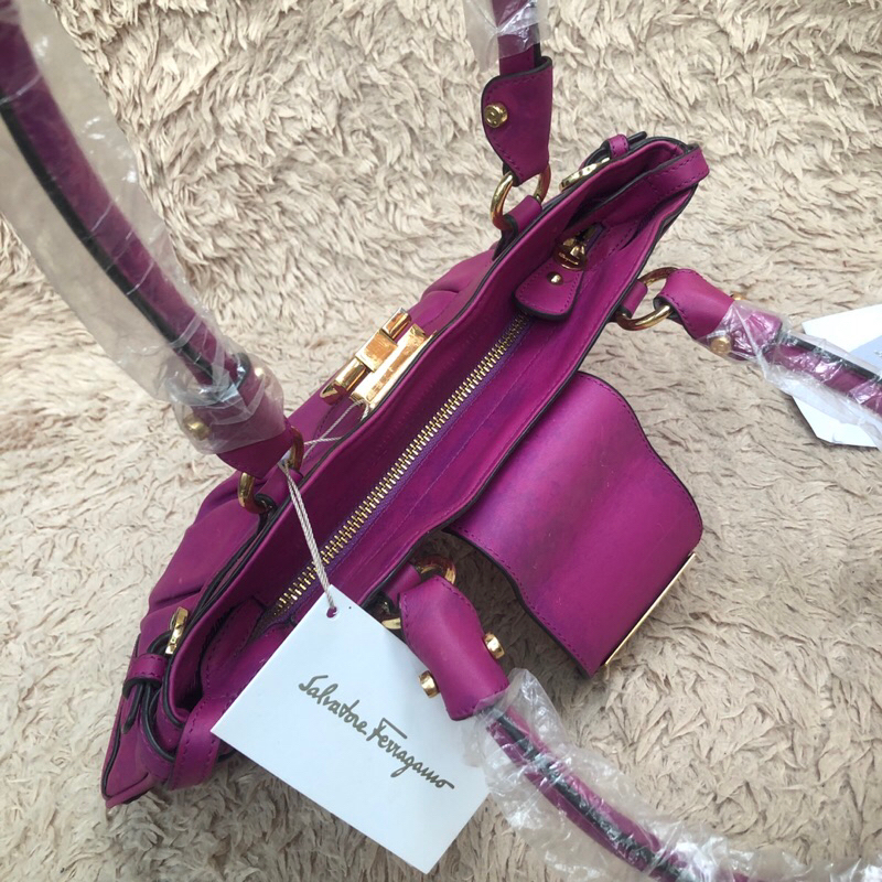 Túi hàng trưng bày còn tag, thẻ. Màu da loang. Khách vui lòng xem hình nếu muốn biết thêm thông tin sp mời khách vô chat