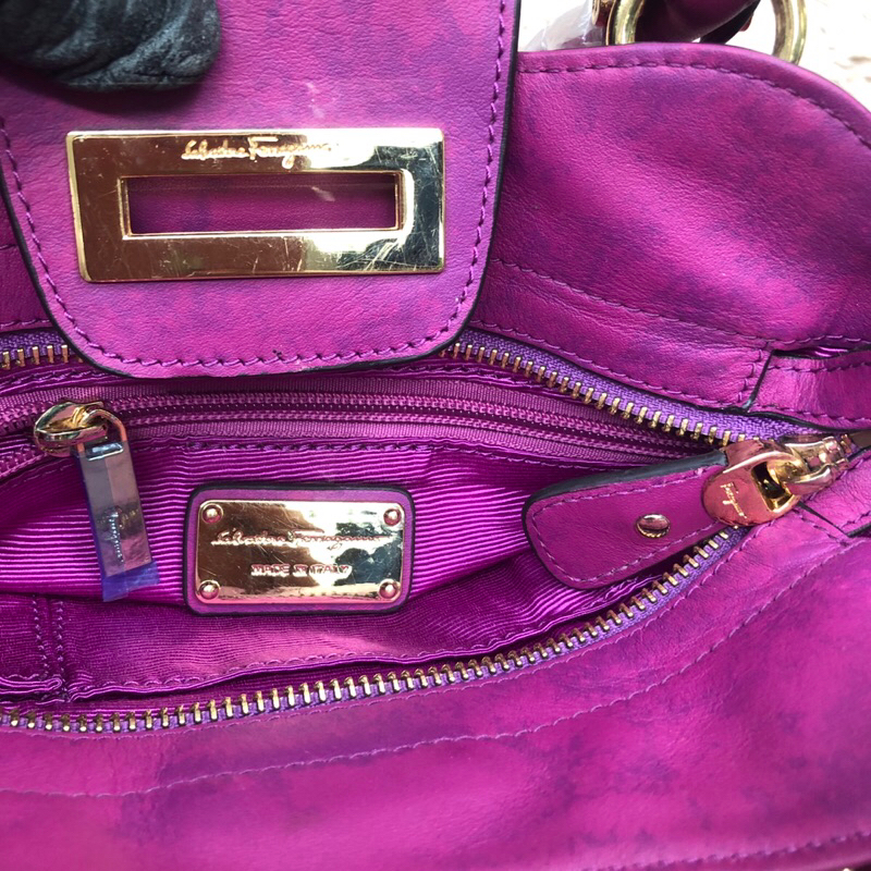 Túi hàng trưng bày còn tag, thẻ. Màu da loang. Khách vui lòng xem hình nếu muốn biết thêm thông tin sp mời khách vô chat