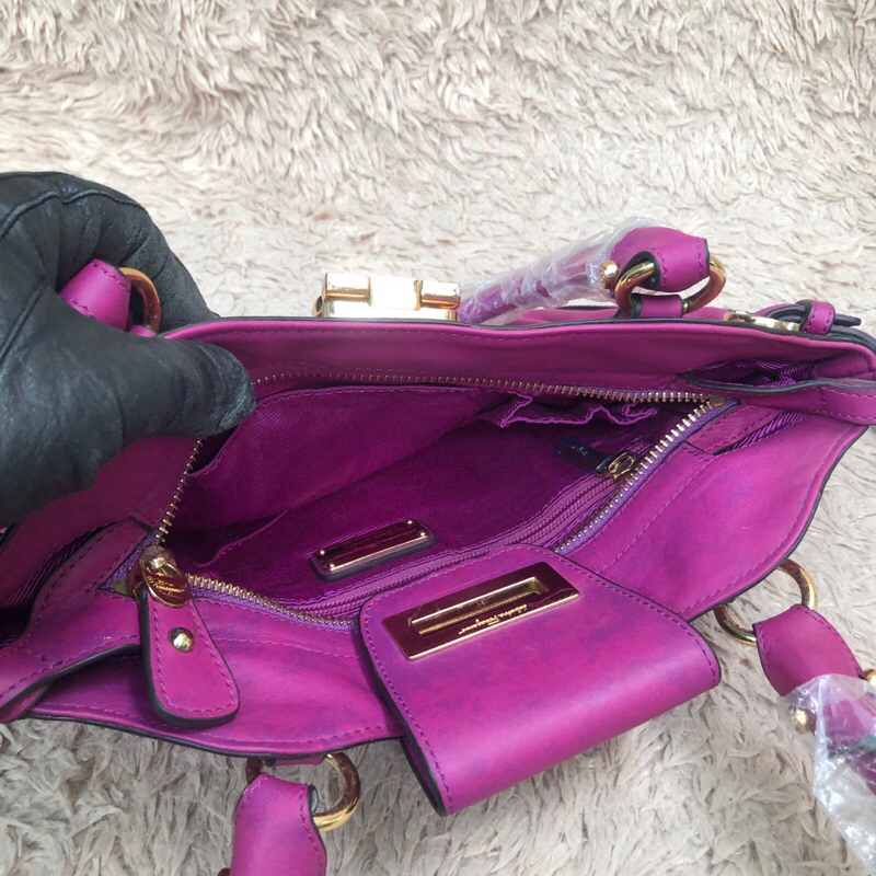 Túi hàng trưng bày còn tag, thẻ. Màu da loang. Khách vui lòng xem hình nếu muốn biết thêm thông tin sp mời khách vô chat