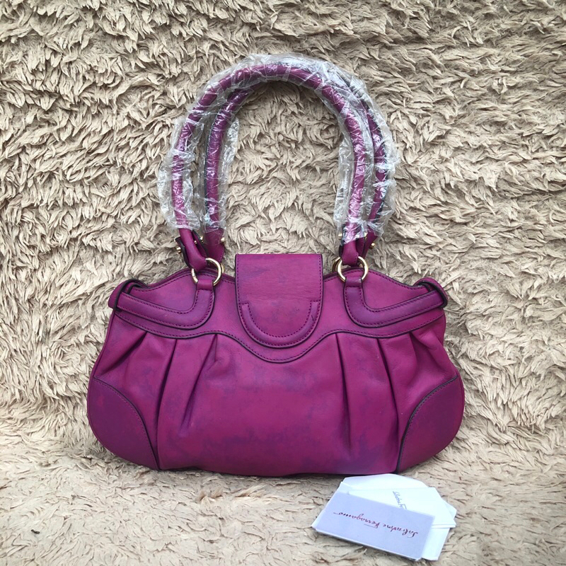 Túi hàng trưng bày còn tag, thẻ. Màu da loang. Khách vui lòng xem hình nếu muốn biết thêm thông tin sp mời khách vô chat