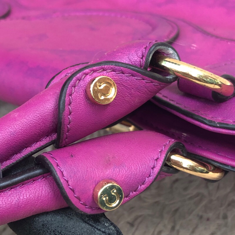 Túi hàng trưng bày còn tag, thẻ. Màu da loang. Khách vui lòng xem hình nếu muốn biết thêm thông tin sp mời khách vô chat