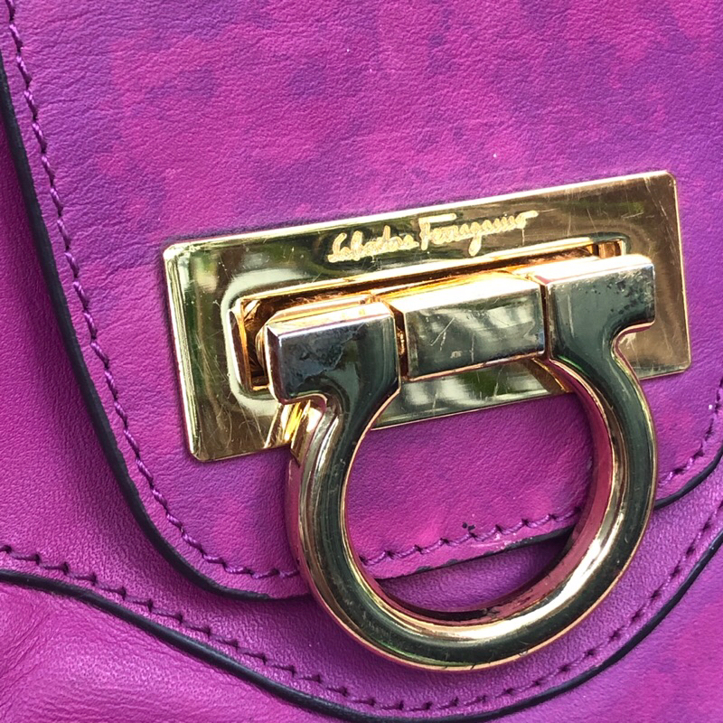 Túi hàng trưng bày còn tag, thẻ. Màu da loang. Khách vui lòng xem hình nếu muốn biết thêm thông tin sp mời khách vô chat