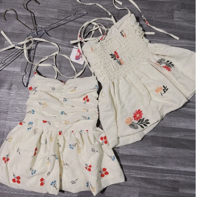 Áo cúp ngực 2 dây in hoa xếp pli ngực, phía sau có bo chun co giãn kết hợp dáng babydoll xoè tôn dáng rất sang chảnh