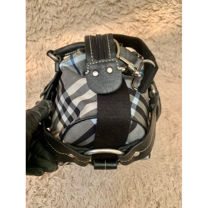 Túi chuẩn si. Túi qua sử dụng. Khách vui lòng xem hình nếu muốn biết thêm thông tin sản phẩm mời khách vô chat . Thanks.