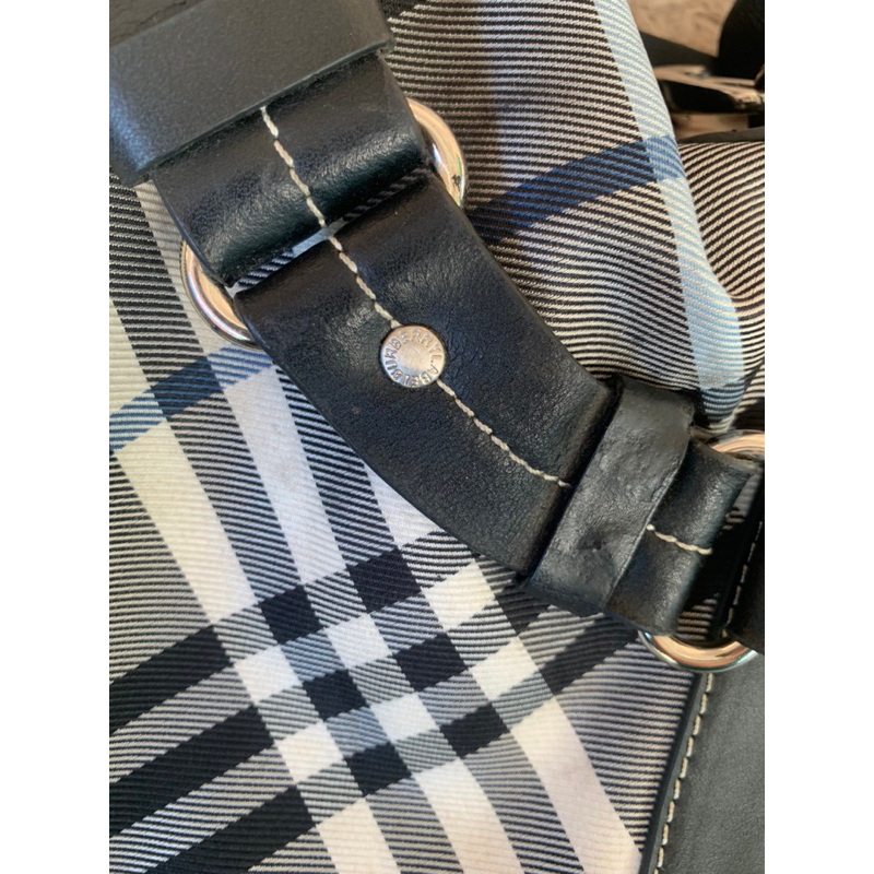 Túi chuẩn si. Túi qua sử dụng. Khách vui lòng xem hình nếu muốn biết thêm thông tin sản phẩm mời khách vô chat . Thanks.