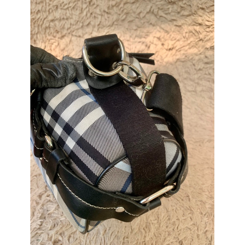 Túi chuẩn si. Túi qua sử dụng. Khách vui lòng xem hình nếu muốn biết thêm thông tin sản phẩm mời khách vô chat . Thanks.