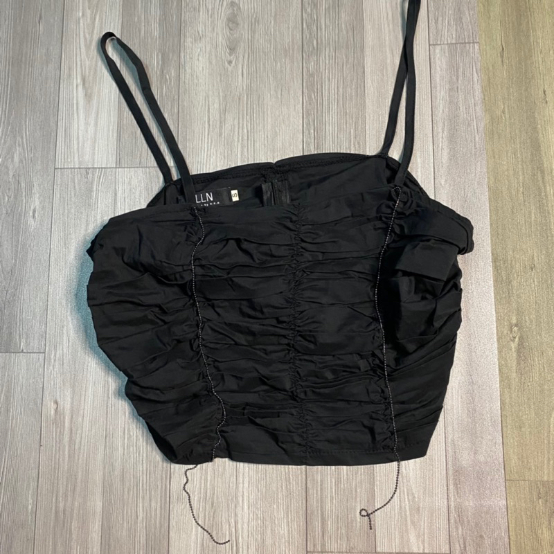 2hand áo croptop 2 dây đen tay dài hiệu LYN size S 159