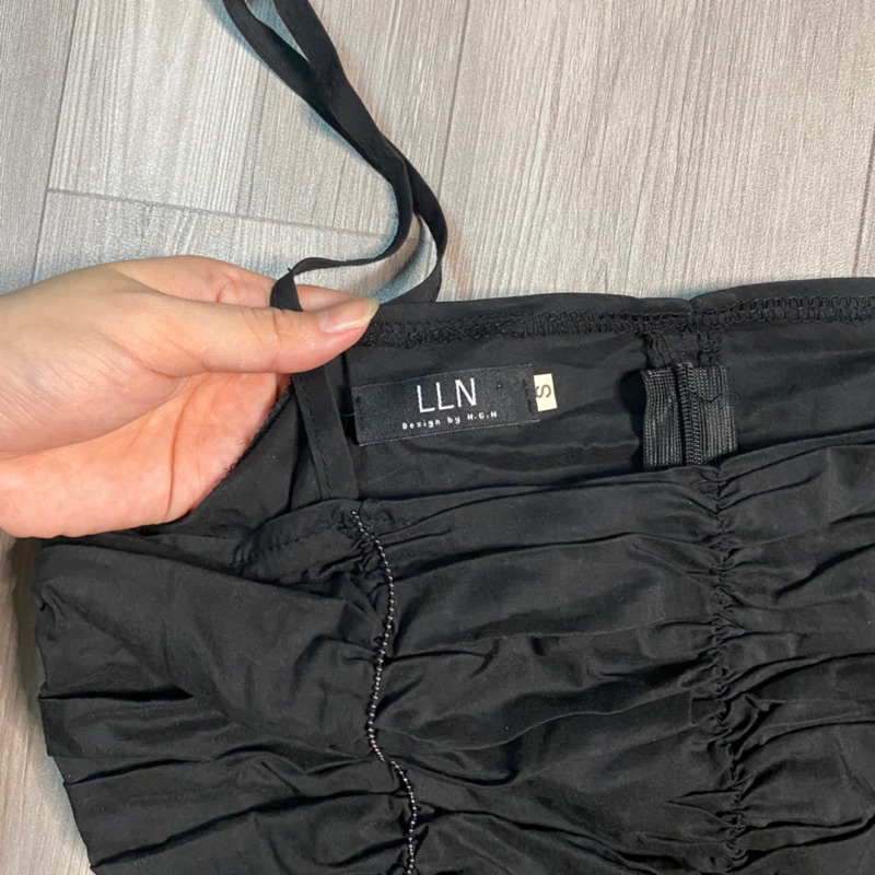 2hand áo croptop 2 dây đen tay dài hiệu LYN size S 159