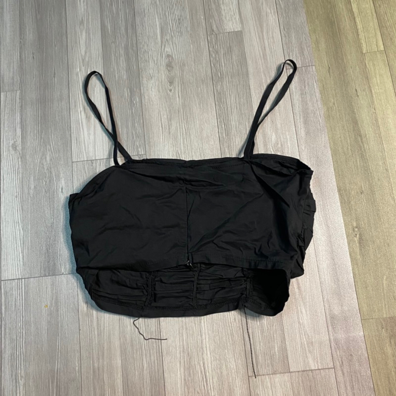 2hand áo croptop 2 dây đen tay dài hiệu LYN size S 159
