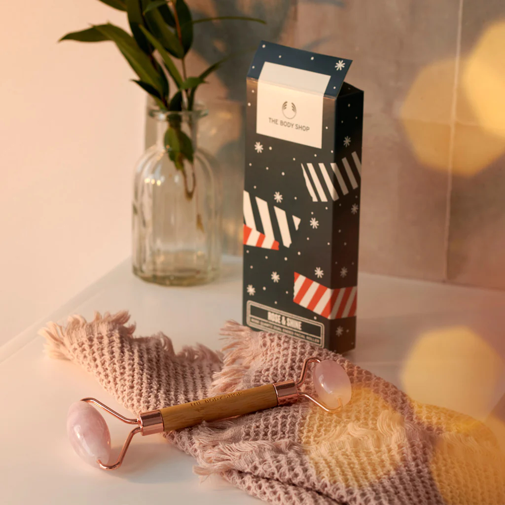 🎉tặng sample🔥Cây lăn matxa mặt chống lão hoá và thon gọn The Body Shop Rose & Shine Rose Quartz Dual Ended Facial Roller