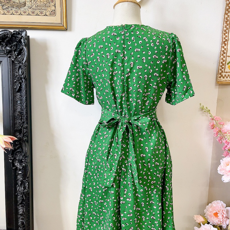 Đầm xanh hoa nhí thắt eo