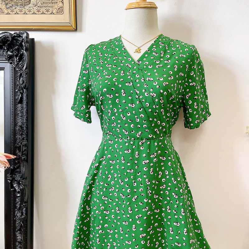 Đầm xanh hoa nhí thắt eo