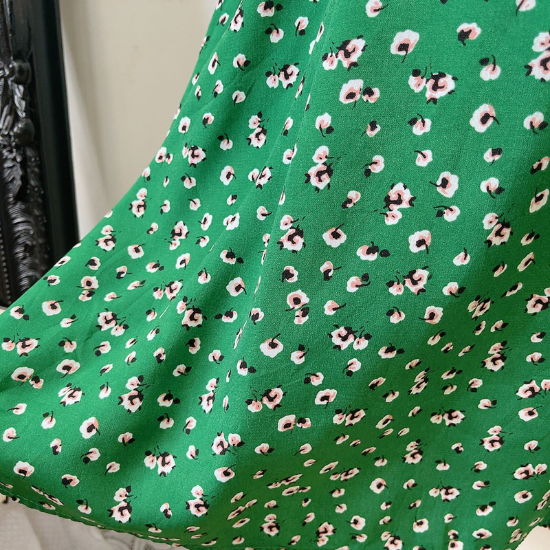 Đầm xanh hoa nhí thắt eo