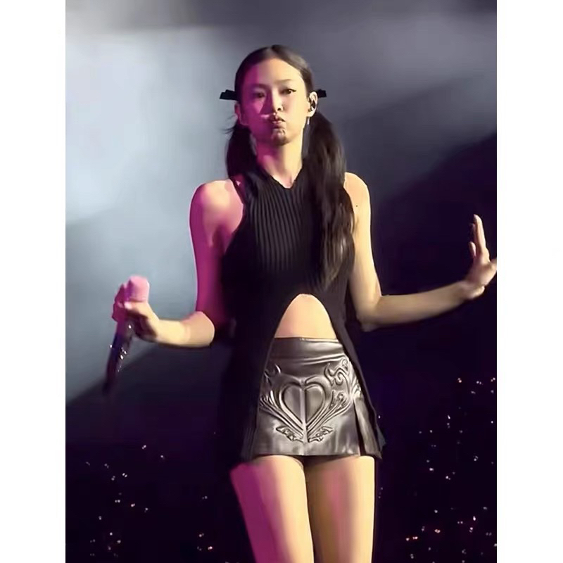 （Sẵn) Jennie cùng phong cách màu đen treo cổ slim fit hở lưng thiết kế áo vest dệt kim top