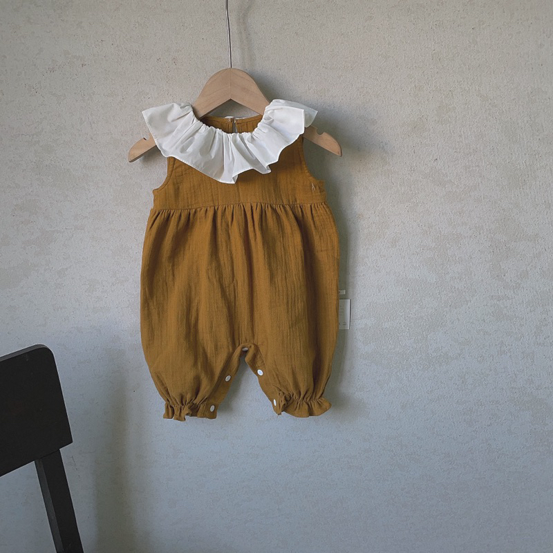 Bộ liền thân vải xô musilin cổ bèo trắng em bé