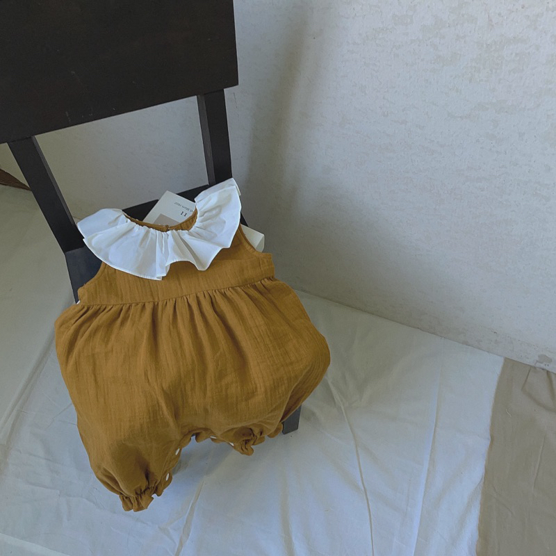 Bộ liền thân vải xô musilin cổ bèo trắng em bé