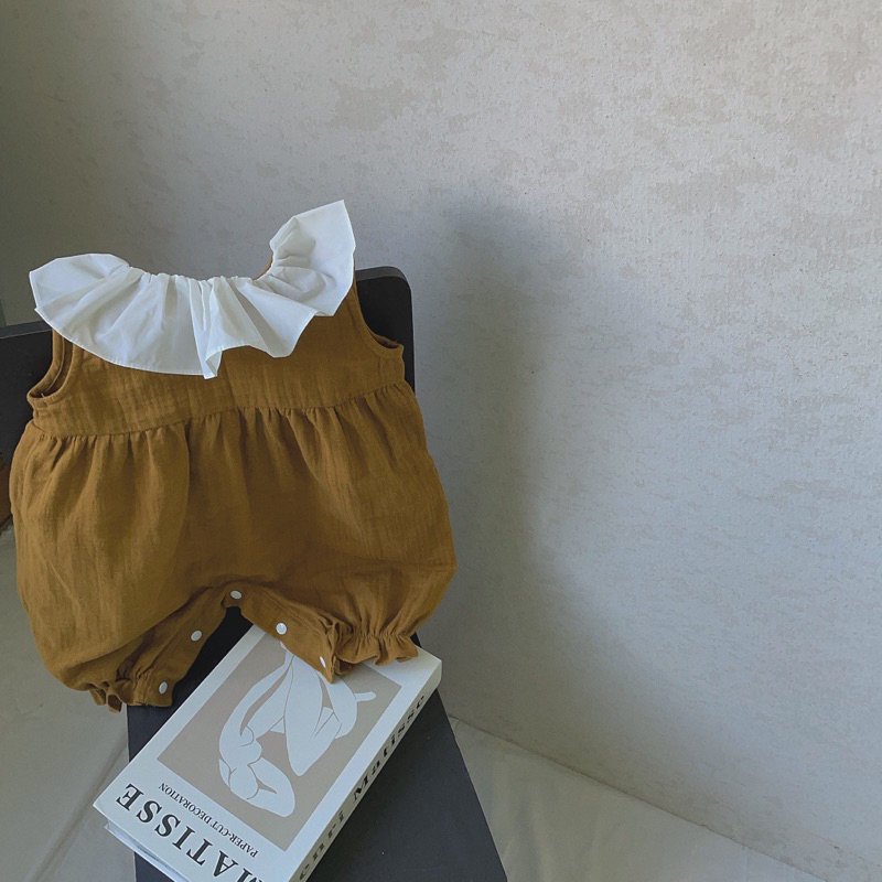 Bộ liền thân vải xô musilin cổ bèo trắng em bé