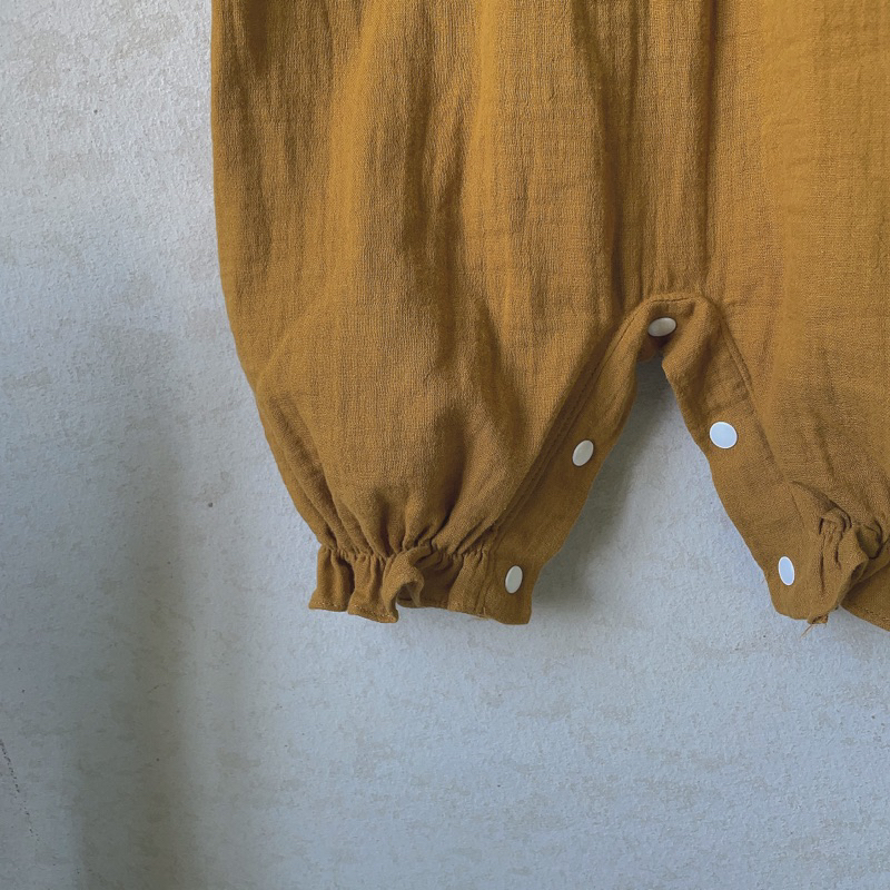 Bộ liền thân vải xô musilin cổ bèo trắng em bé