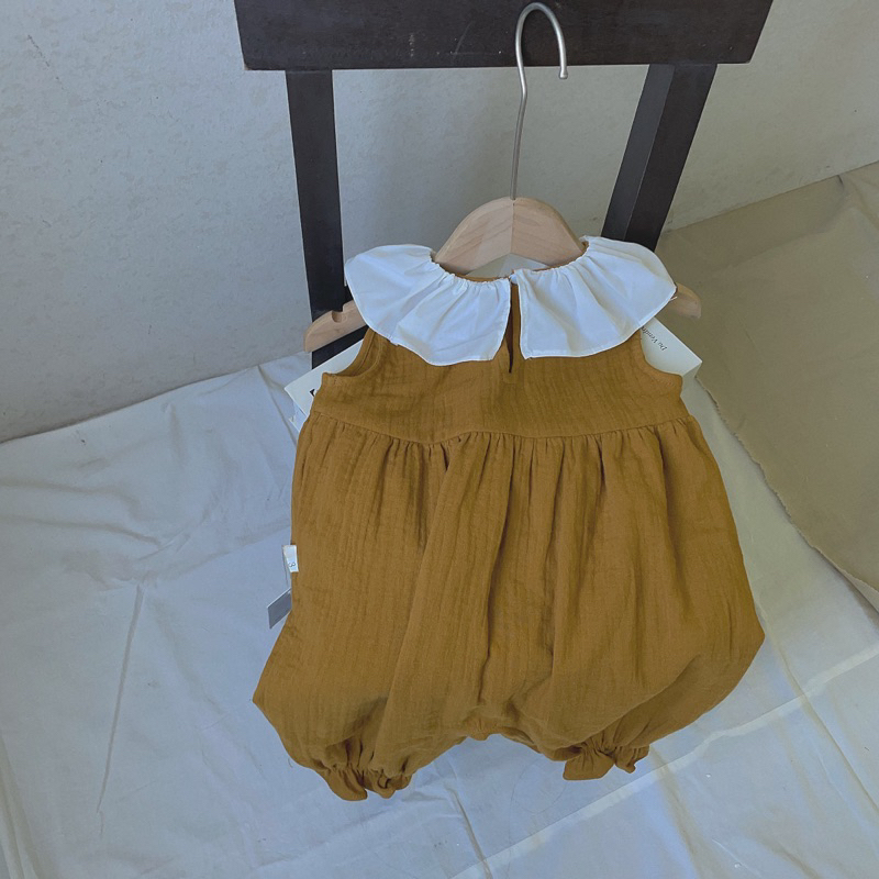 Bộ liền thân vải xô musilin cổ bèo trắng em bé