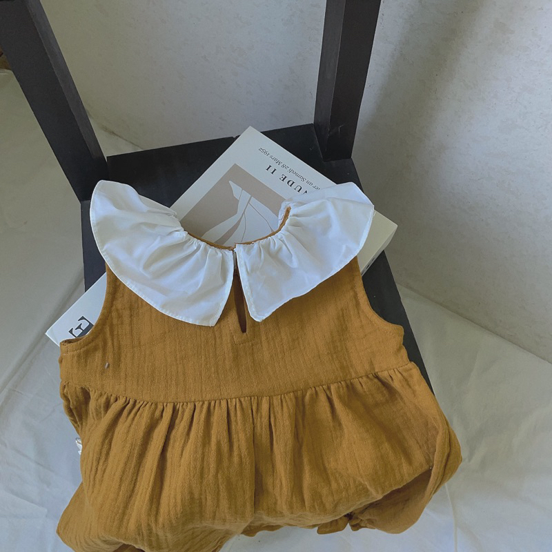 Bộ liền thân vải xô musilin cổ bèo trắng em bé