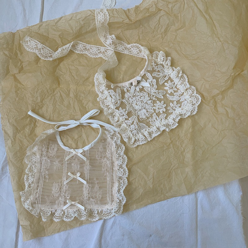 Yếm ren vuông siêu xinh xịn cho bé màu kem made by Tiệm Su Kids