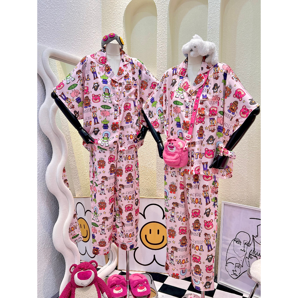 Bộ Pijama quần dài , áo tay dơi in hình toy story heo hồng kèm cột tóc - HN1493