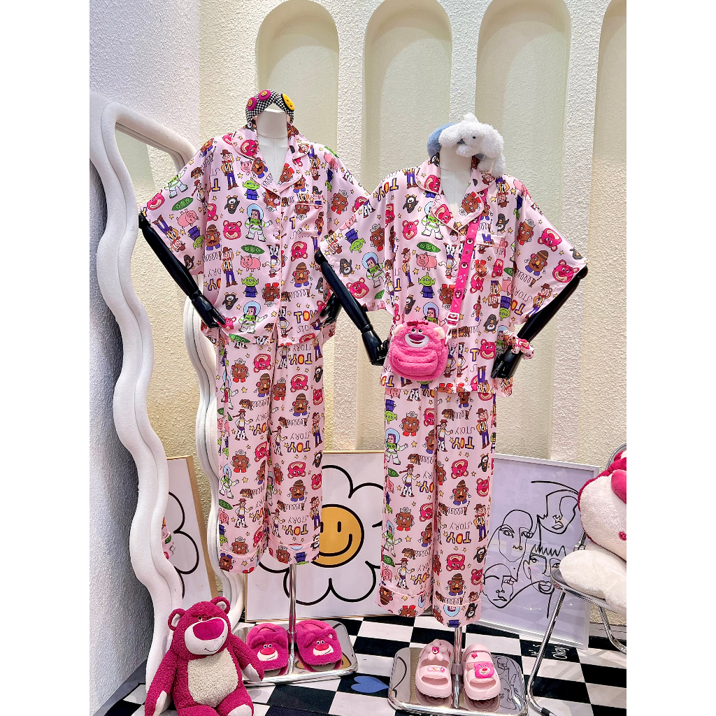 Bộ Pijama quần dài , áo tay dơi in hình toy story heo hồng kèm cột tóc - HN1493