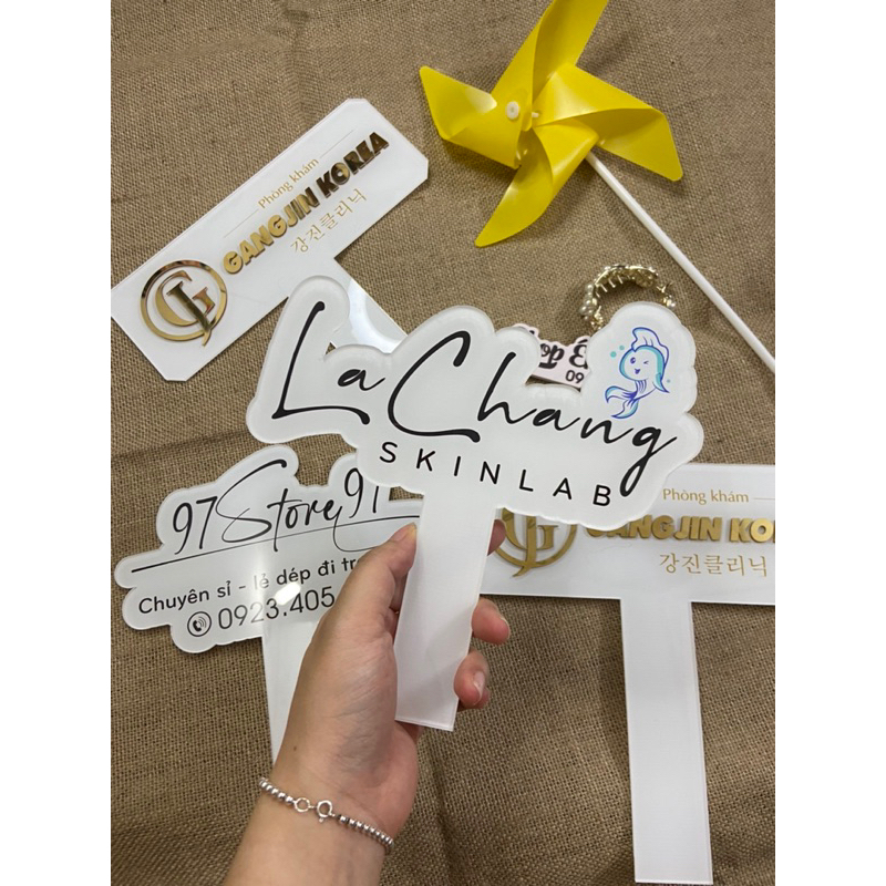 Bảng tên shop bằng mica in uv/bảng hiệu bán hàng in theo yêu cầu miễn phí thiết kế