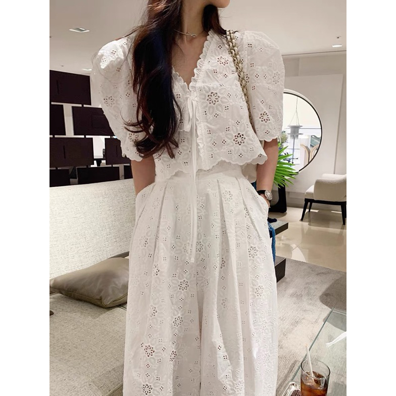 Set chic-land áo sơ mi cổ V tay phồng đục lỗ phối chân váy xoè xếp ly
