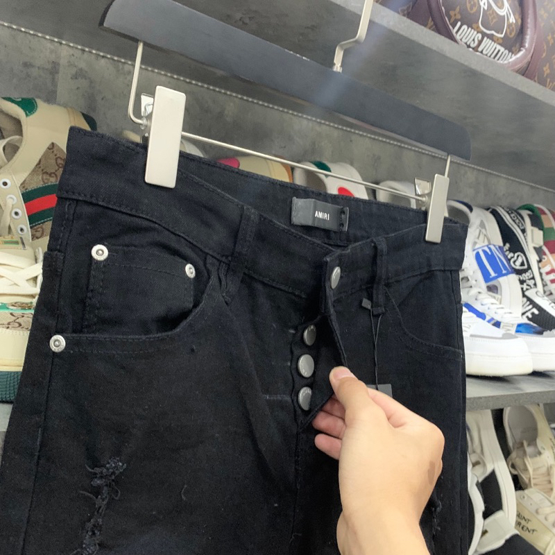 Quần jean bò nam Amiri slimfit black rách xù hai bên đùi vá da nhăn cứng đen phong cách đường phố