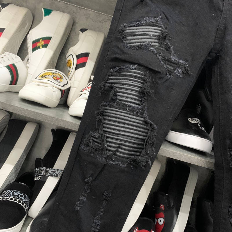 Quần jean bò nam Amiri slimfit black rách xù hai bên đùi vá da nhăn cứng đen phong cách đường phố