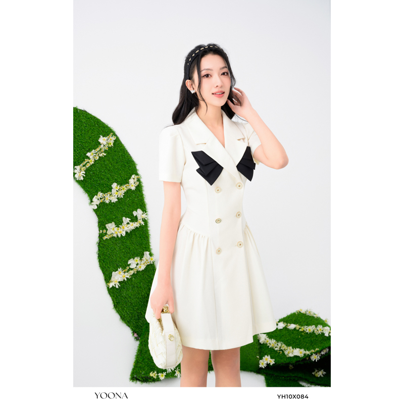 Đầm trắng cổ vest chân váy gấp ly phối khuy YOONA - YH10S084