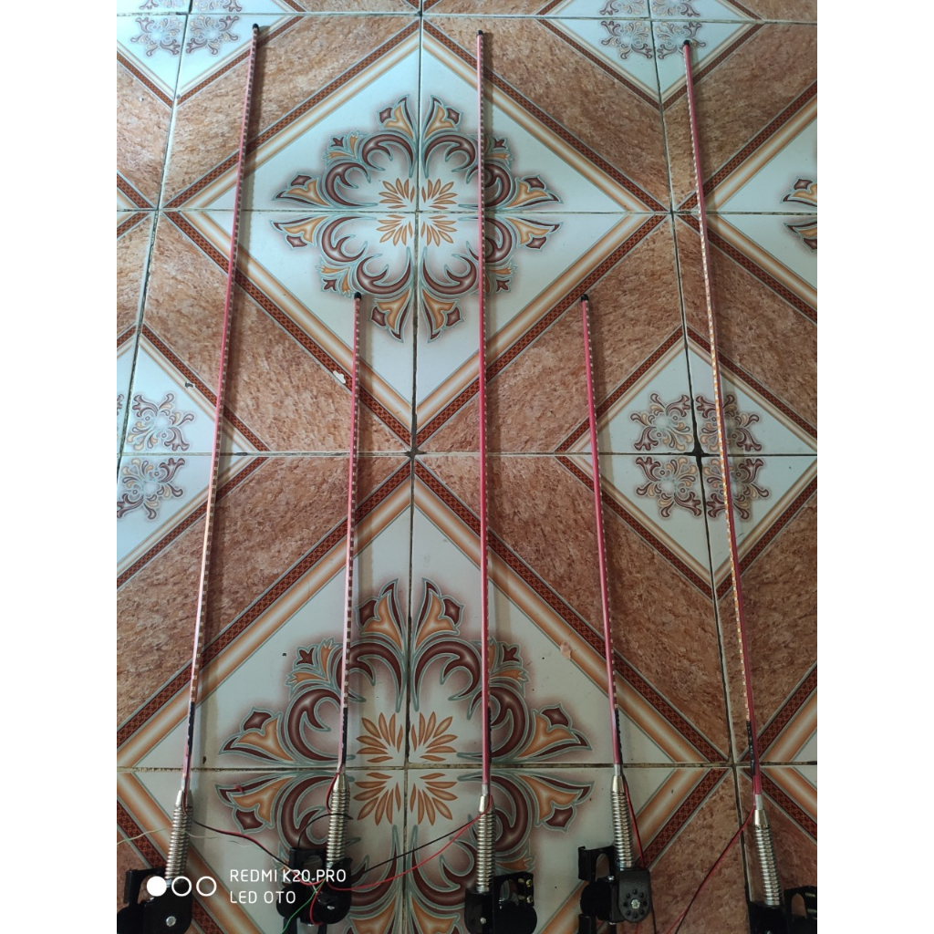 Râu Ăng ten led xe tải nháy đuổi 7 màu dài 0.6m và 1.0m chạy điện 12v-24v