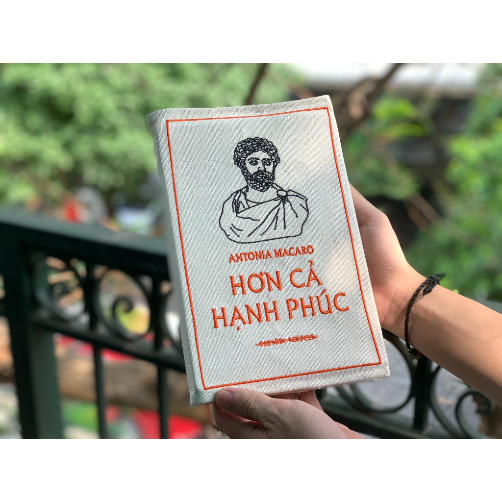 Sách - Hơn cả hạnh phúc - Ấn bản đặc biệt bìa cứng bọc vải