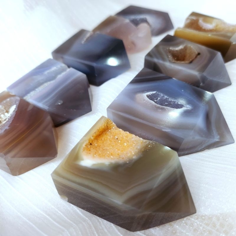 trụ đá mã não agate có hốc lấp lánh