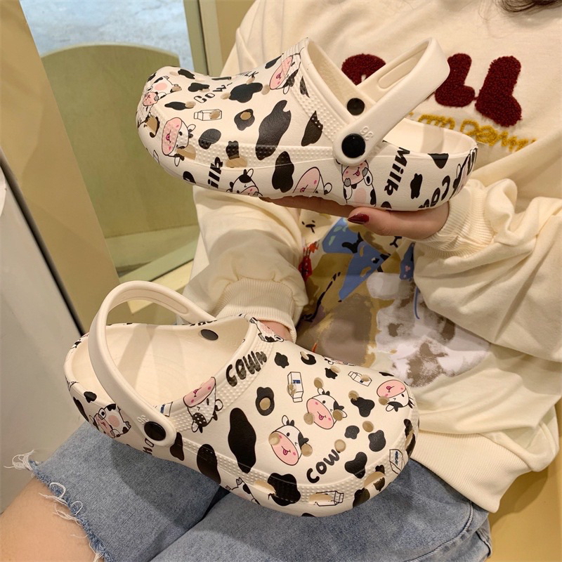 Dép Cross in hoạ tiết bò sữa cute , đế chống trơn trượt đi êm ái .
