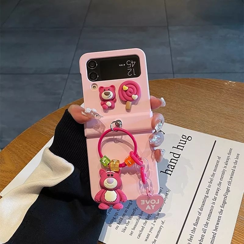 2 mẫu - Ốp Z Flip5 - Z Flip4 - Z FLip3 - Flip5 5G charm gấu dâu Lotso cute kèm tag treo và thanh bảo vệ bản lề