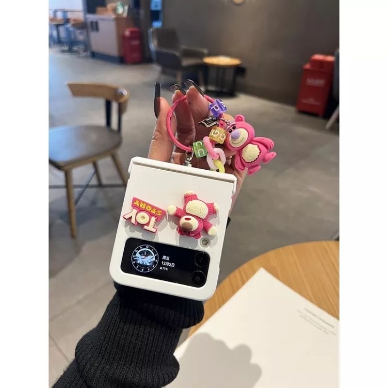2 mẫu - Ốp Z Flip5 - Z Flip4 - Z FLip3 - Flip5 5G charm gấu dâu Lotso cute kèm tag treo và thanh bảo vệ bản lề