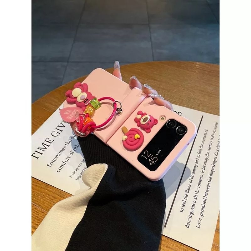 2 mẫu - Ốp Z Flip5 - Z Flip4 - Z FLip3 - Flip5 5G charm gấu dâu Lotso cute kèm tag treo và thanh bảo vệ bản lề