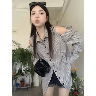Áo sơ mi dài tay khoét vai kẻ sọc form dáng rộng thời trang nữ Famos