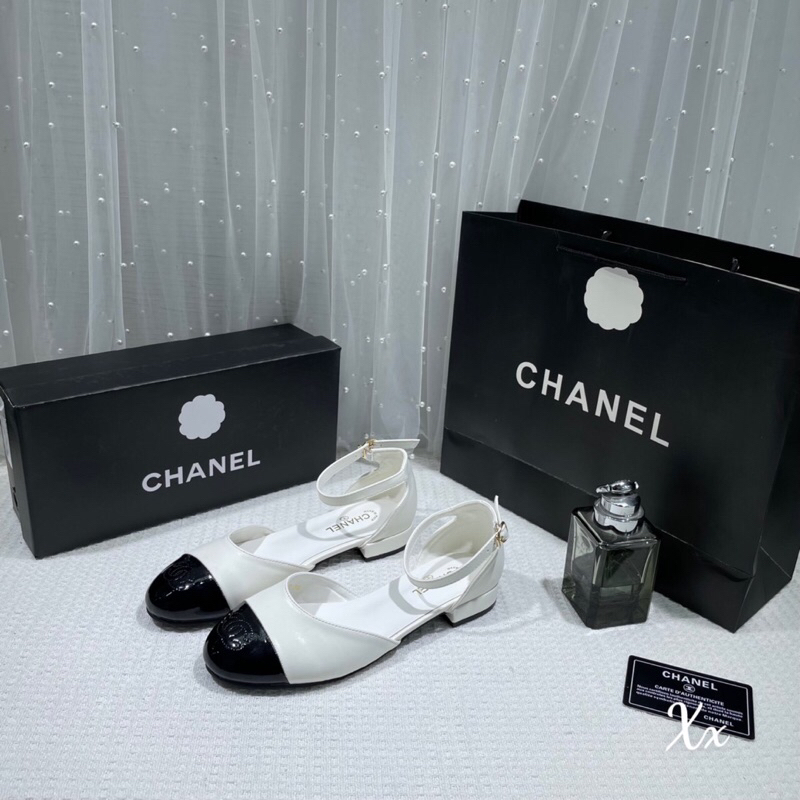 Sandal hàng cao cấp full box ,đầy đủ túi giấy , cực chất và xinh luôn ,về sll 2 màu nhé 👉🏾Size 35-39