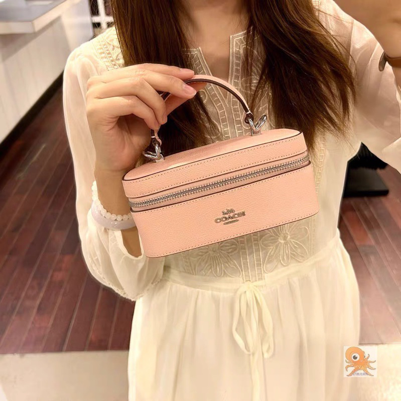 Túi Coach train case màu hồng