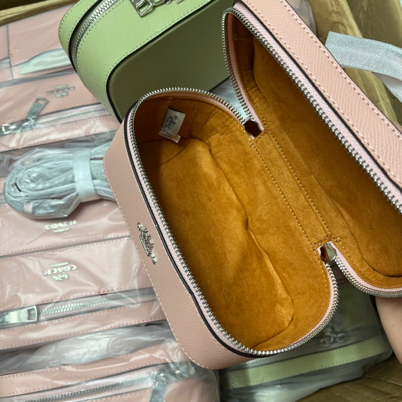 Túi Coach train case màu hồng