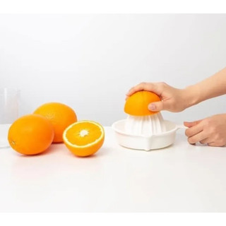 Dụng cụ vắt cam nhỏ gọn