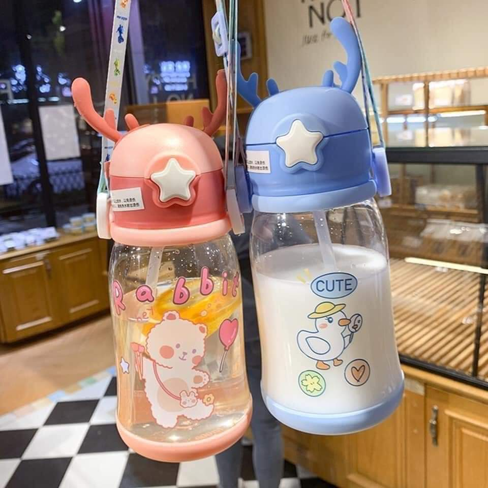 Bình Nước cho bé yêu 600ml Tuần Lộc Sừng Hươu , Bình nước sừng hươu nhựa PP có ống hút, dây đeo hoạt hình dễ thương