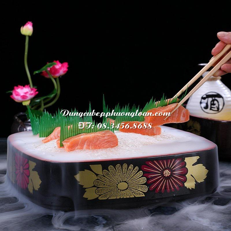 Khay Sushi, Sashimi, Cá hồi, Hải sản nhựa vuông hoa văn đỏ đen phong cách Nhật trang trí sushi, sashimi