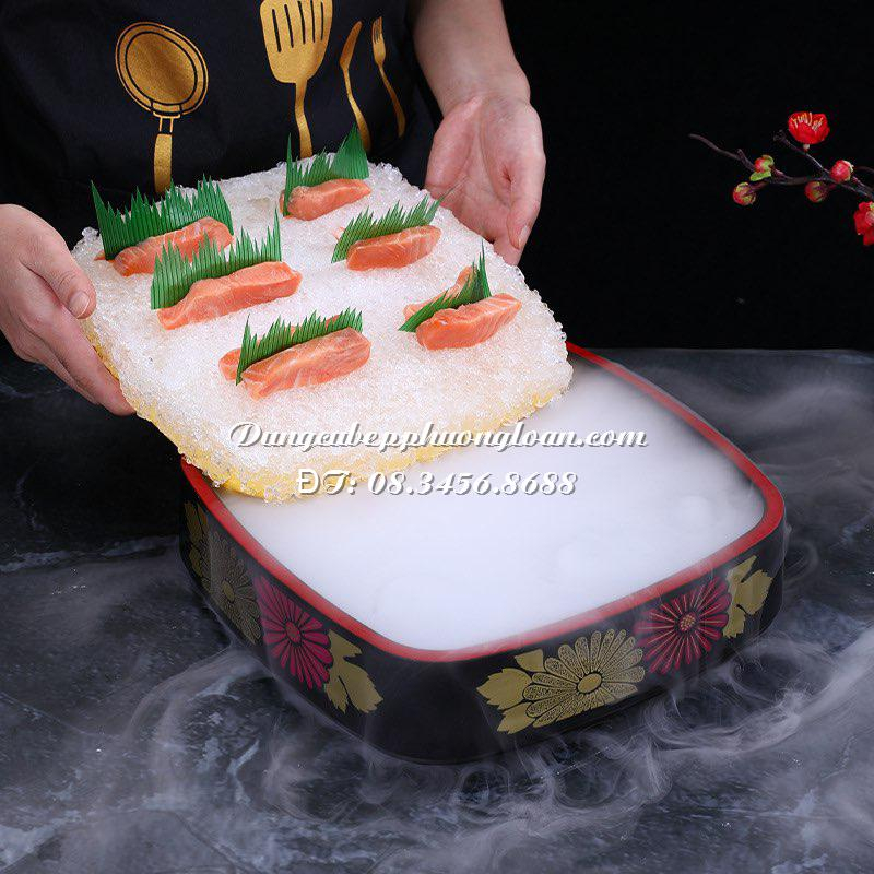 Khay Sushi, Sashimi, Cá hồi, Hải sản nhựa vuông hoa văn đỏ đen phong cách Nhật trang trí sushi, sashimi