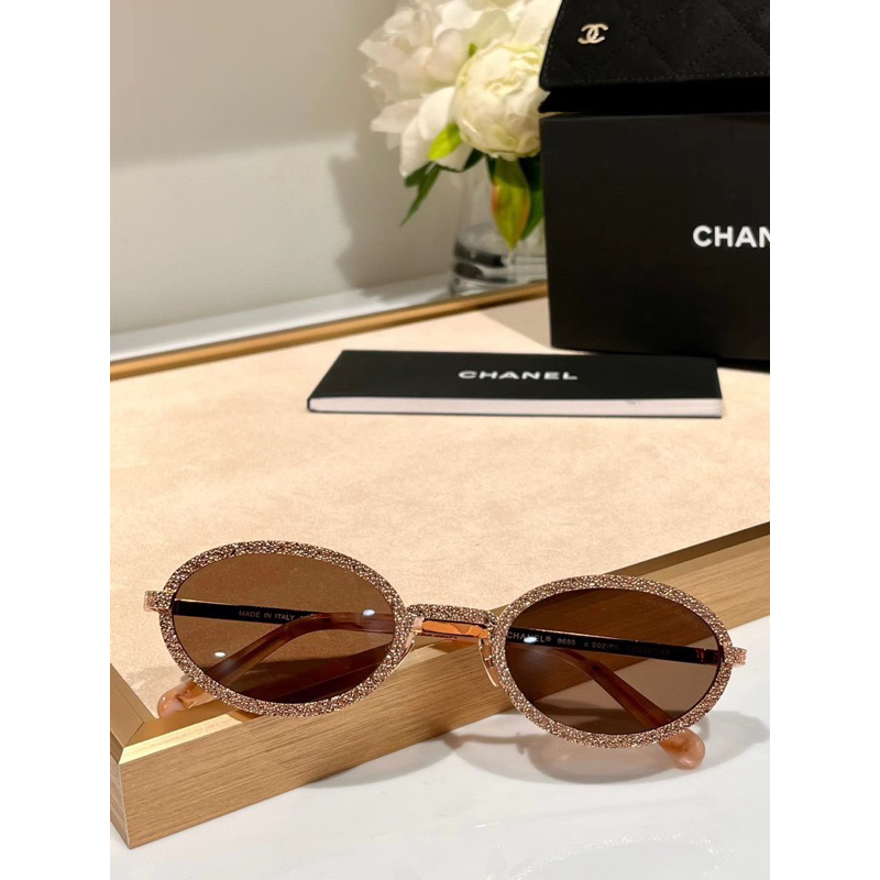 Kính cha.nel viền phủ kim loại