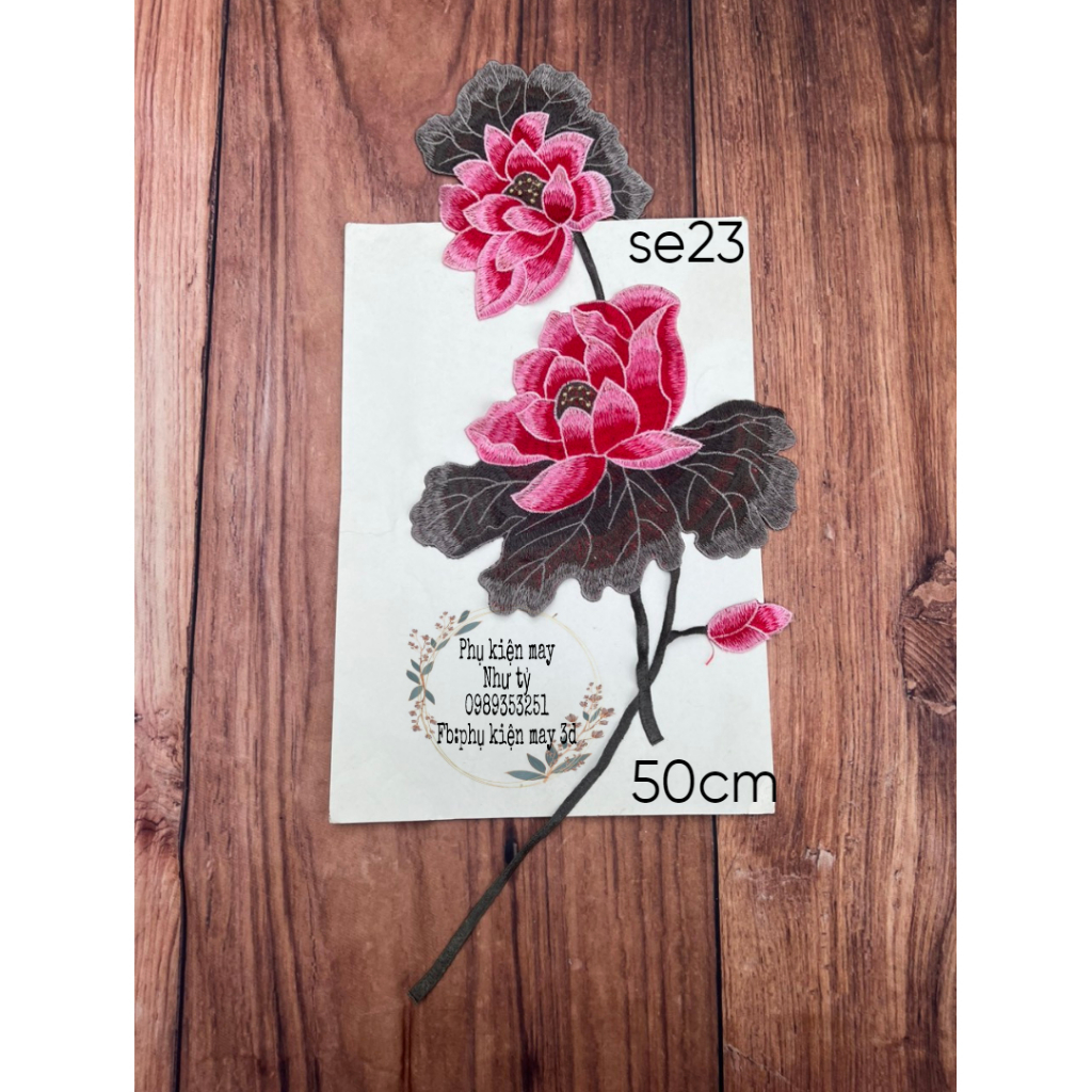 Nhánh hoa sen thêu trang trí