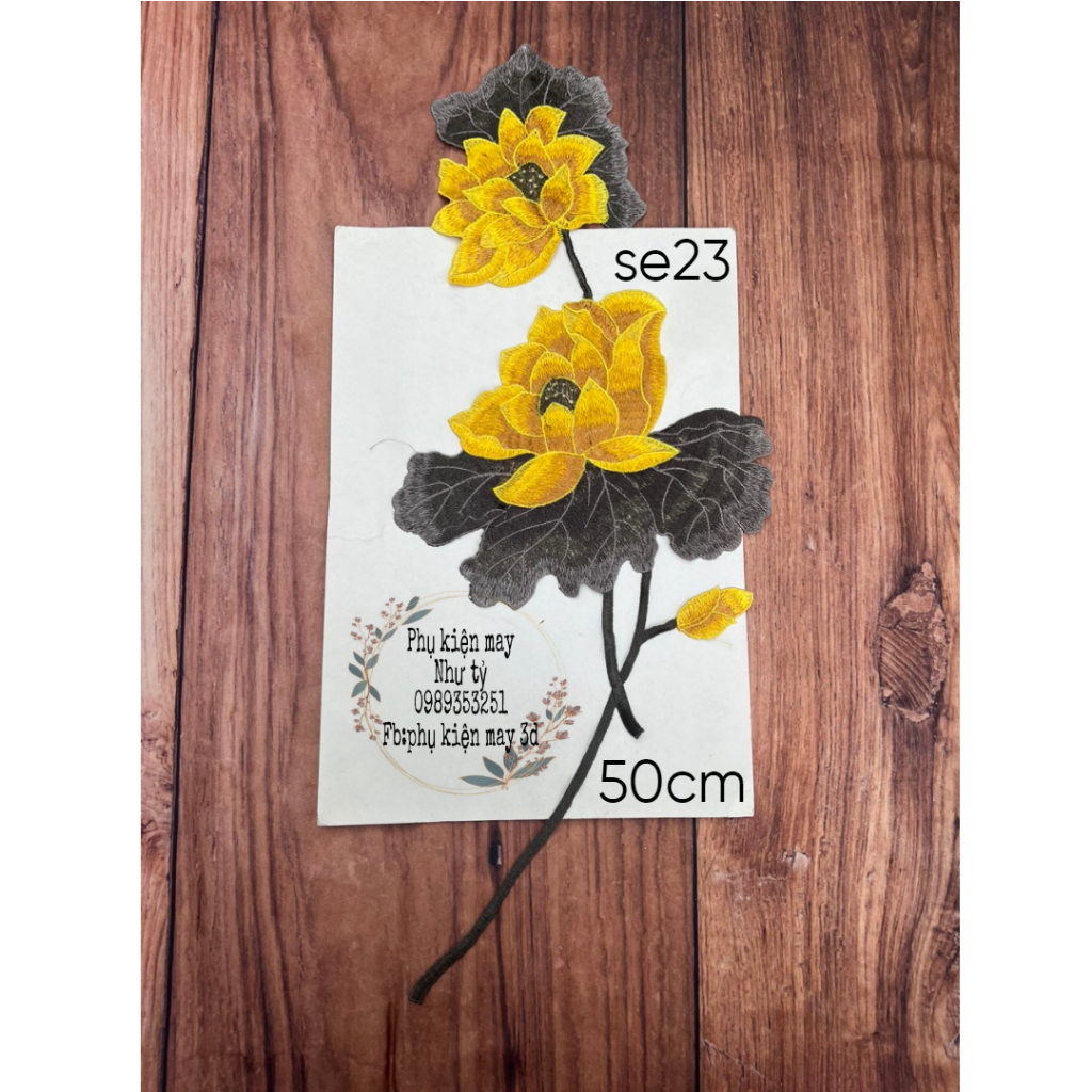 Nhánh hoa sen thêu trang trí